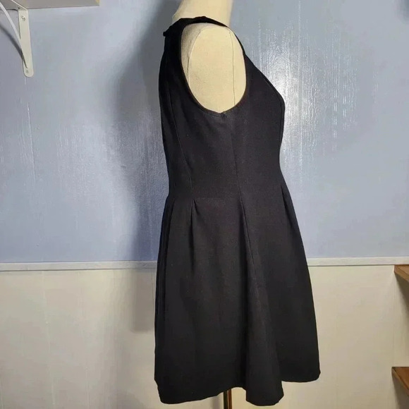 Monteau Large Classic Black Back Keyhole Lightly Pleated Sleeveless Summer Dress - Picture 4 of 9